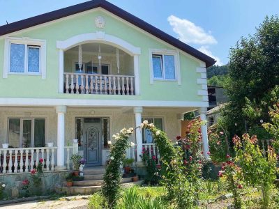 Առանձնատուն Դիլիջանում 7 սենյակ, բաց պատշգամբով