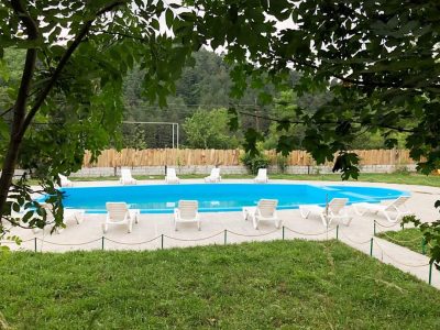 Բացօթյա լողավազանով հյուրատան համարներ Դիլիջանում